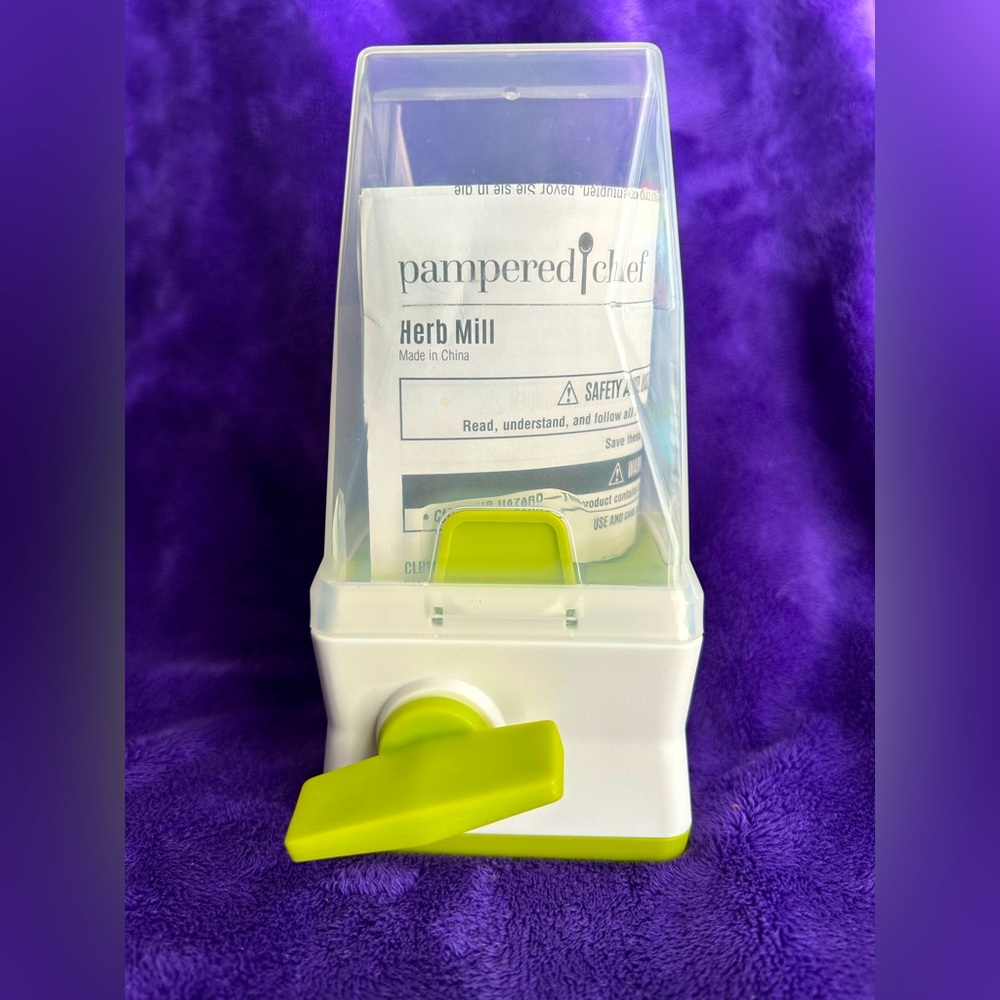 NWT Pampered Chef herb mill